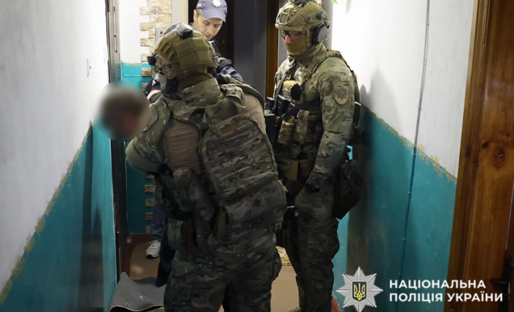 У Хмельницькому затримали чоловіка, який поранив поліцейського під час перевірки документів