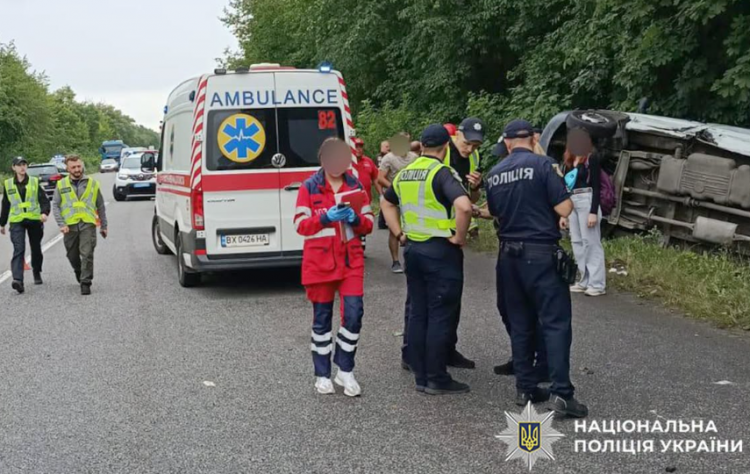 На Хмельниччині після зіткнення з легковиком перекинувся пасажирський автобус