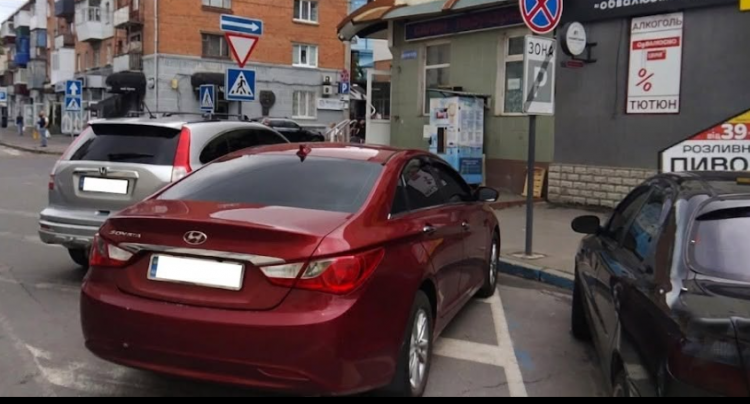 У Хмельницькому за п’ять днів зафіксували 249 порушень правил зупинки та стоянки