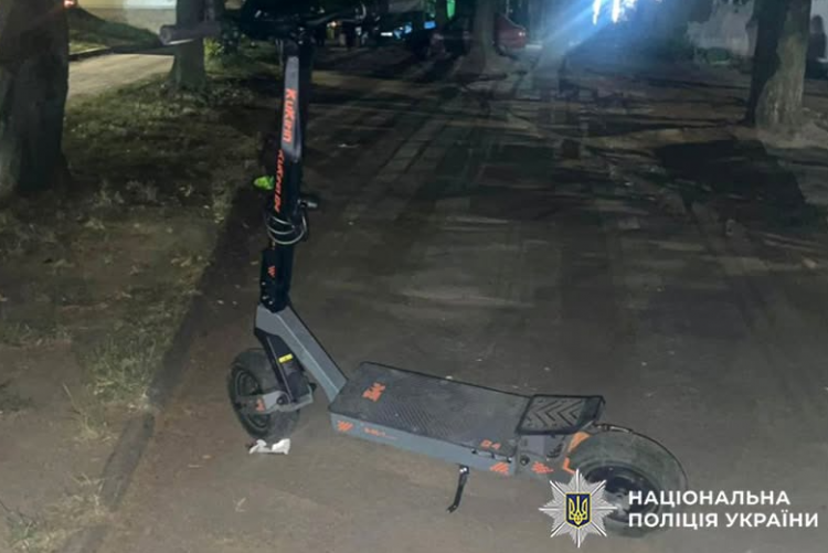 У Хмельницькому 13-річний хлопець на електросамокаті збив 53-річну пішохідку: жінка отримала переломи обох рук