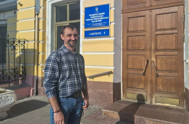 «Я ріс у сім’ї білою вороною»: історія викладача, якого підмінили у пологовому на Хмельниччині