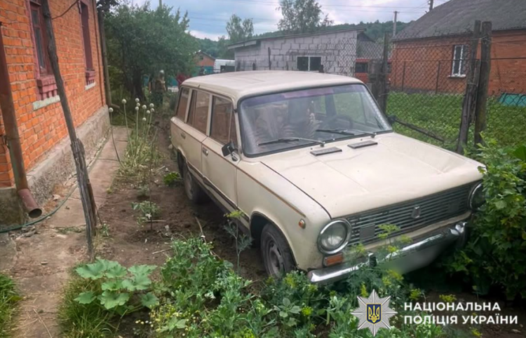 На Хмельниччині під колесами автомобіля на власному подвір’ї загинув 90-річний чоловік