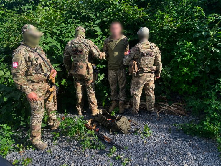 На залізничному вокзалі у Хмельницькому затримали військовослужбовця, який вчинив СЗЧ зі зброєю