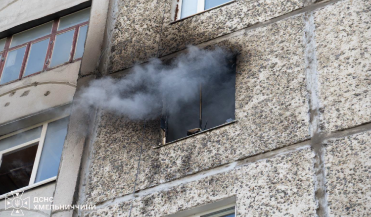 У Хмельницькому горіла квартира на п’ятому поверсі багатоповерхівки