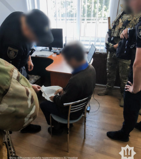У Хмельницькому після спроби передати 1000 доларів офіцеру ВСП затримали військового, який був у СЗЧ