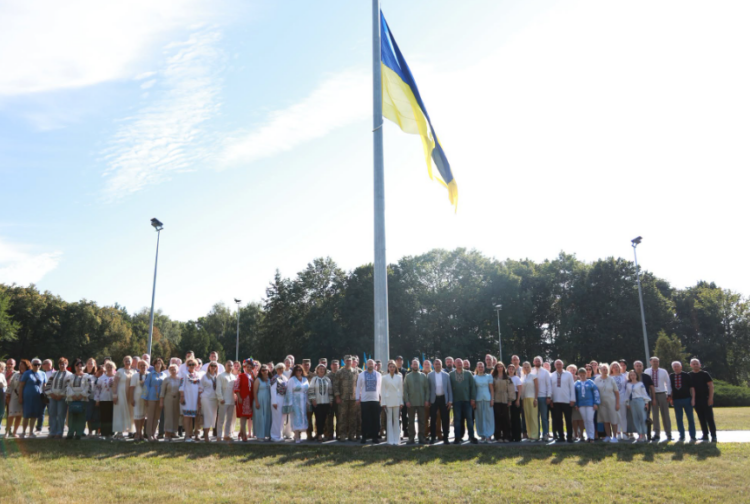 Синьо-жовтий стяг як символ боротьби: на Хмельниччині відзначили День Державного Прапора