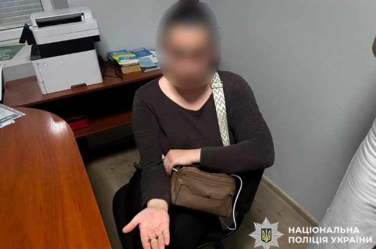 На Хмельниччині судили 29-річну медсестру, яка вкрала сережки у непритомної пацієнтки