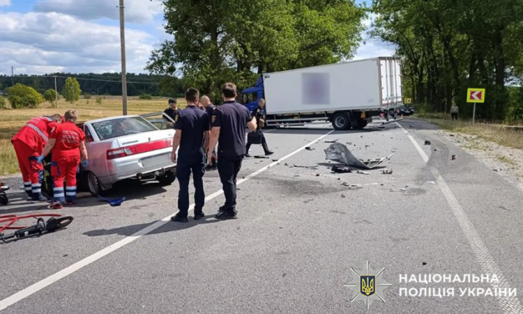 На Хмельниччині «ВАЗ» зіткнувся з вантажівкою: водій легковика загинув
