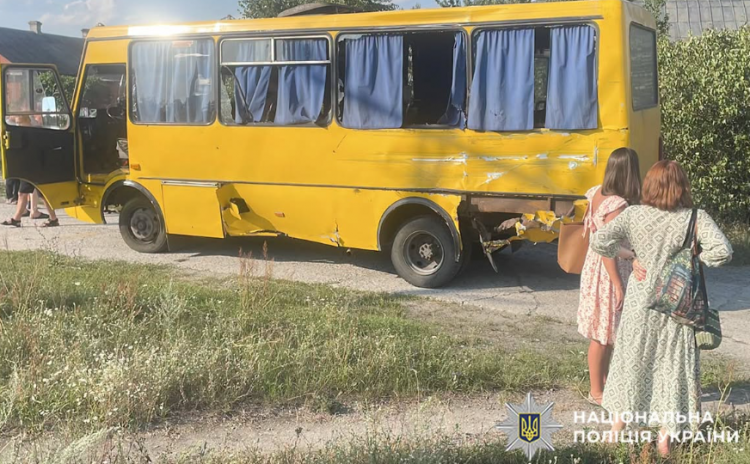 У Нетішині вантажівка зіткнулася з рейсовим автобусом: до лікарні доправили чотирьох пасажирів