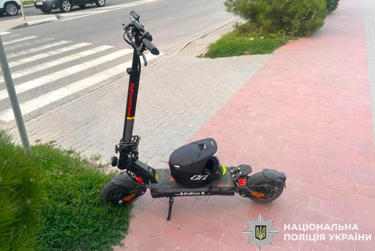 У Хмельницькому 15-річний водій електросамоката наїхав на жінку: вона зламала руку