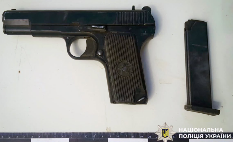 На Хмельниччині двоє чоловіків інсценували ДТП і пограбували жінку, погрожуючи пістолетом