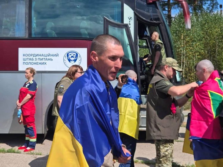 З російського полону повернулися четверо військовослужбовців із Хмельниччини