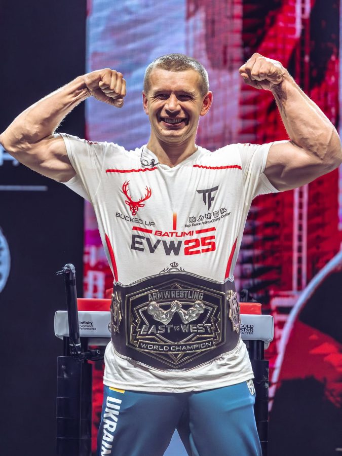 Працівник ХАЕС Олег Жох вкотре відстояв титул чемпіона з армрестлінгу